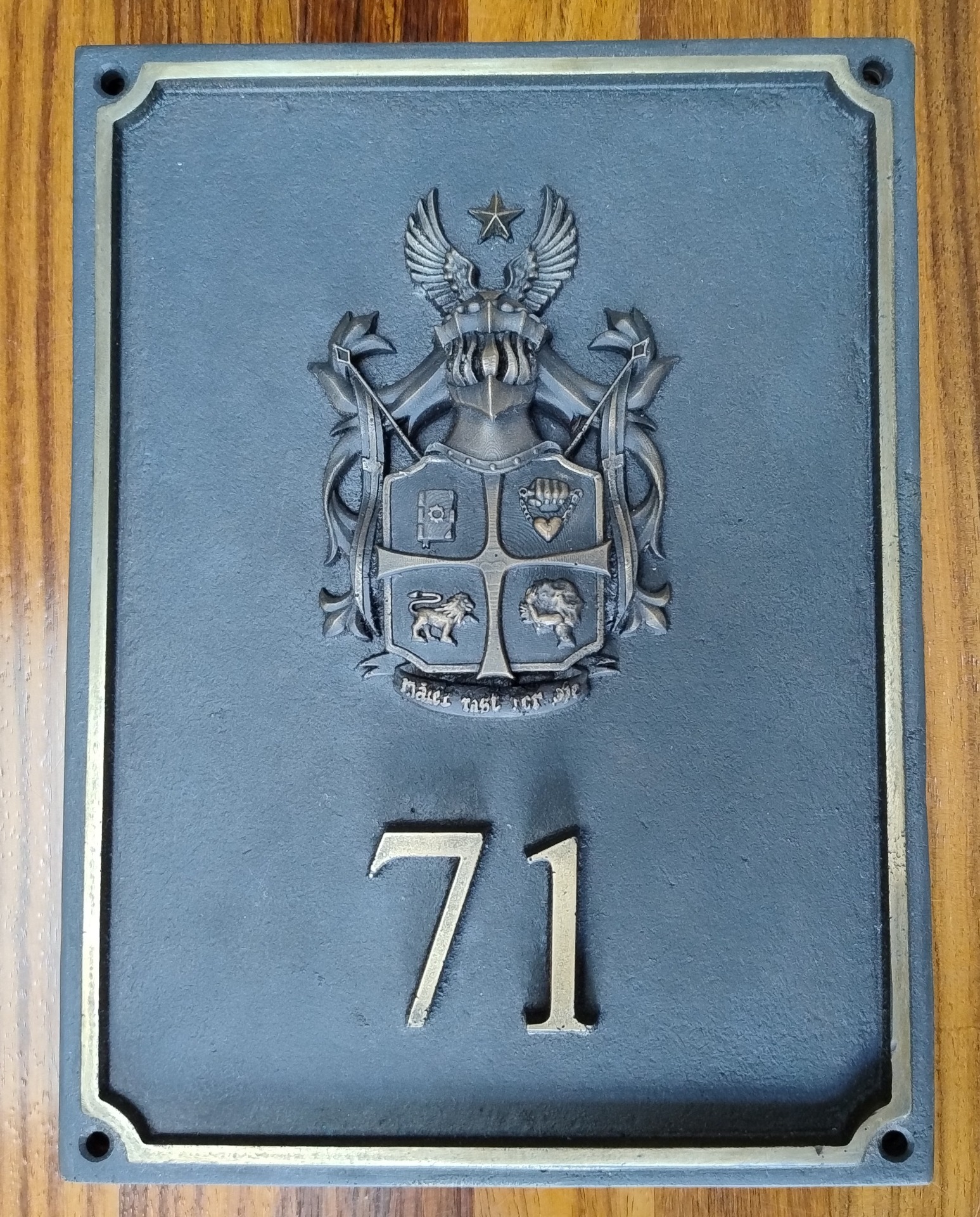 Husnummer skilt med våbenskjold støbt i bronze