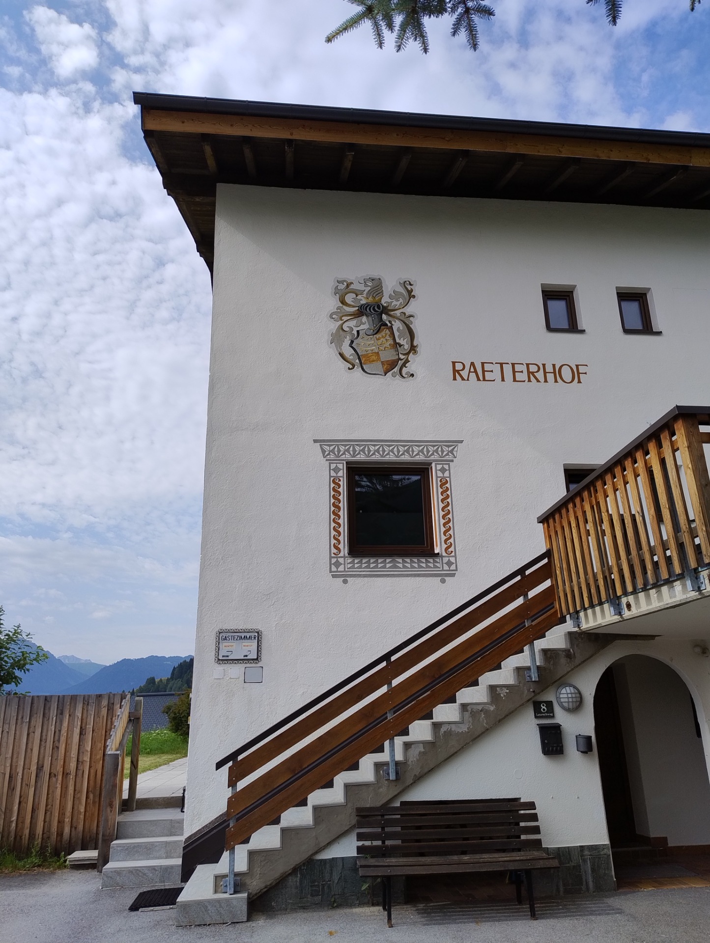 Et moderne hus i Fiss, Tyrol, hvor et stort håndmalet familievåbenskjold er en central del af facaden. Billedet viser, hvordan heraldik fortsat bruges som et synligt symbol på familiens identitet og er en naturlig del af både ny arkitektur og den lokale kultur i de østrigske Alper.