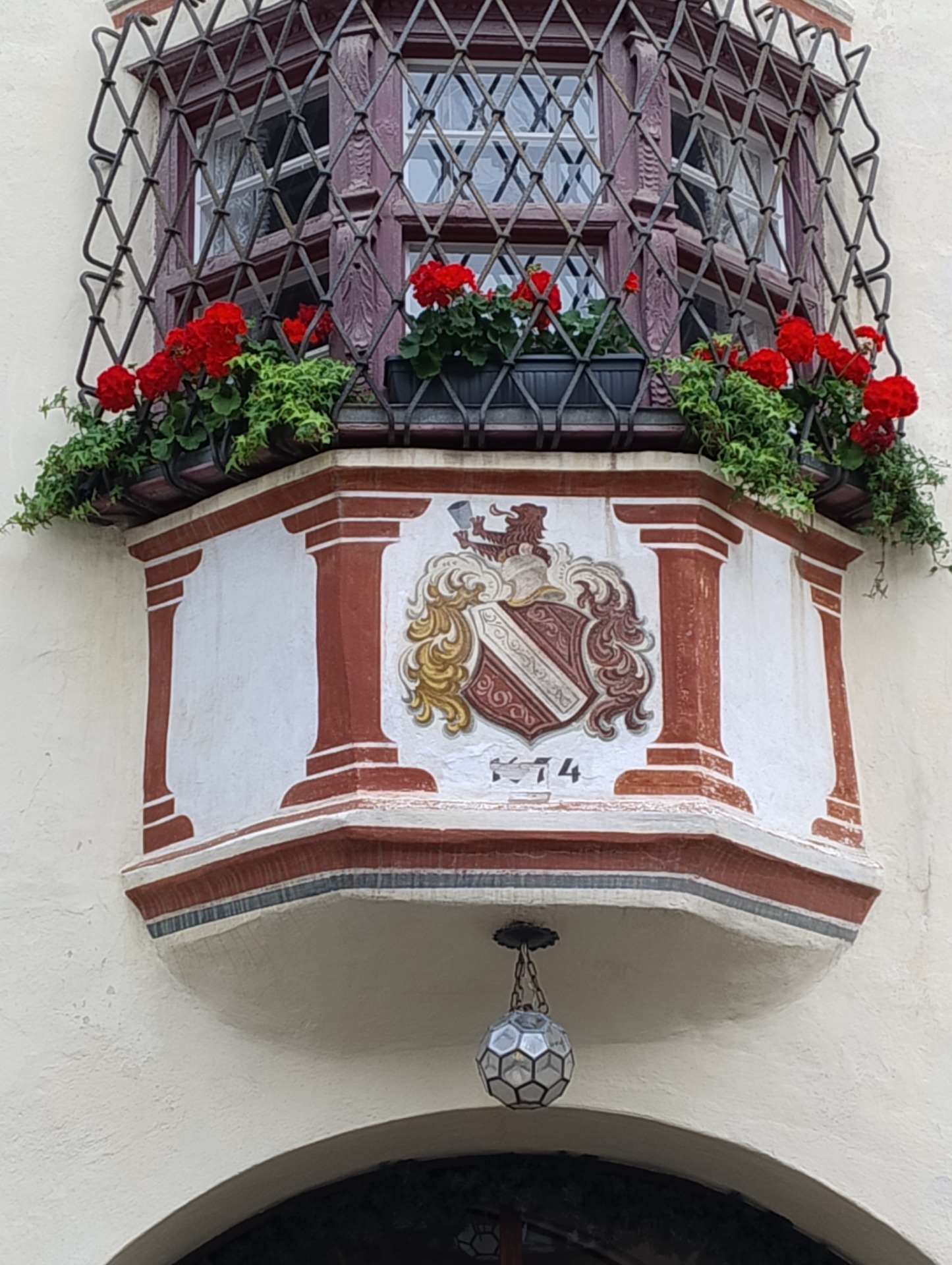 Håndmalet familievåbenskjold på facaden af et historisk hus i Fiss, Tyrol, Østrig.