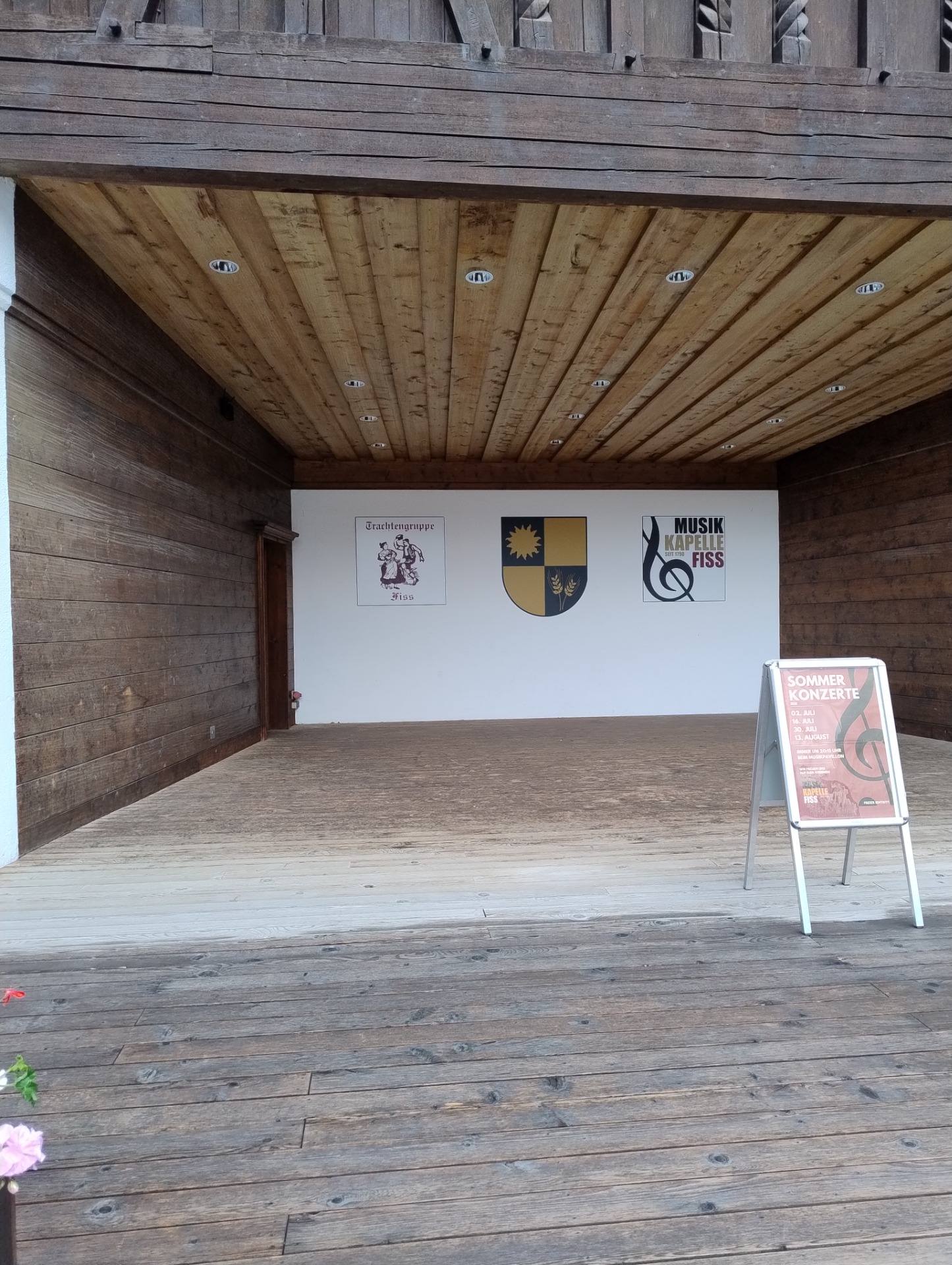 Fiss' byvåben malet ved informationsområde på et torv i Fiss, Tyrol, Østrig