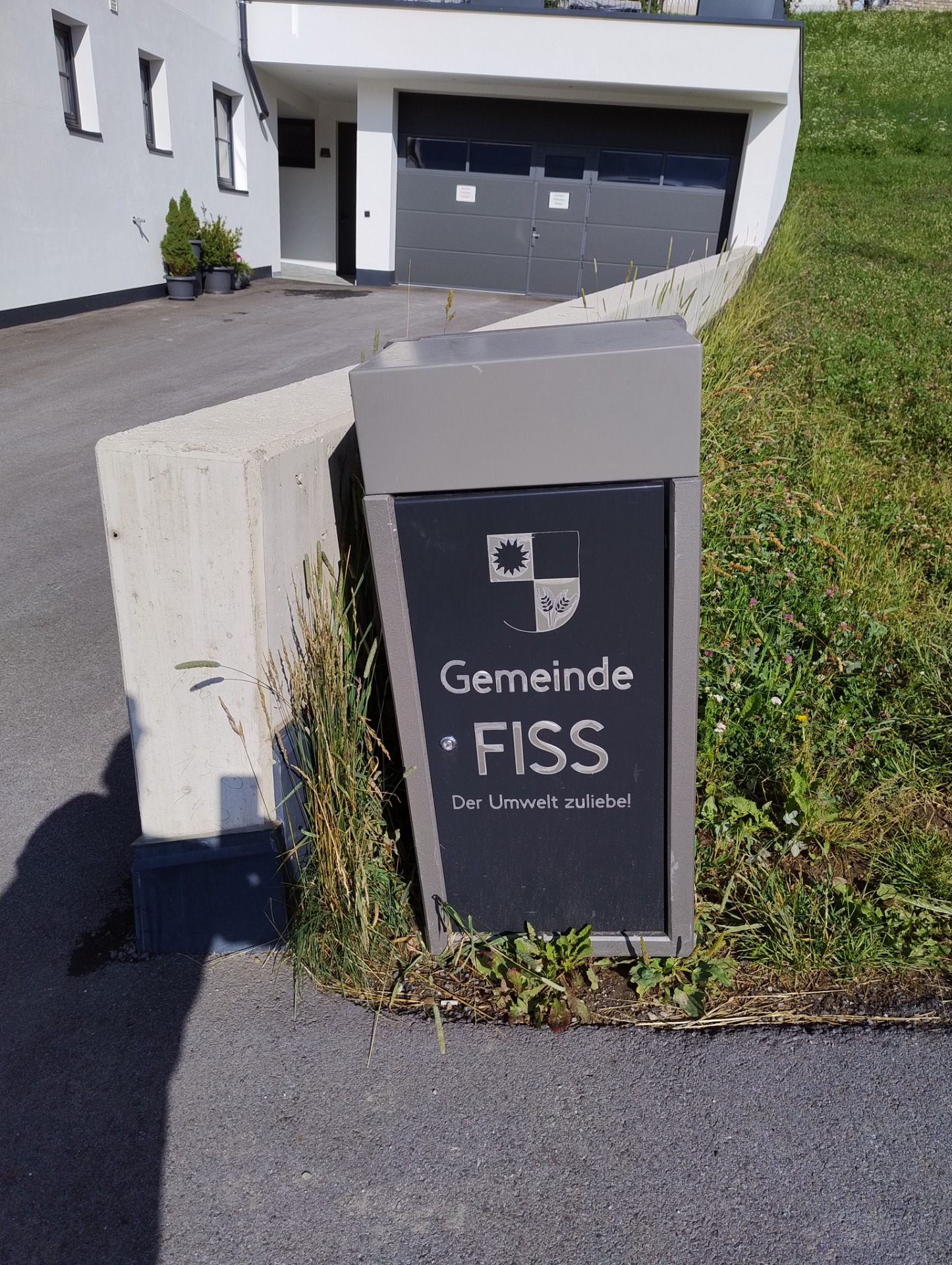 Byvåben på offentlig skraldespand i Fiss, Tyrol, Østrig.