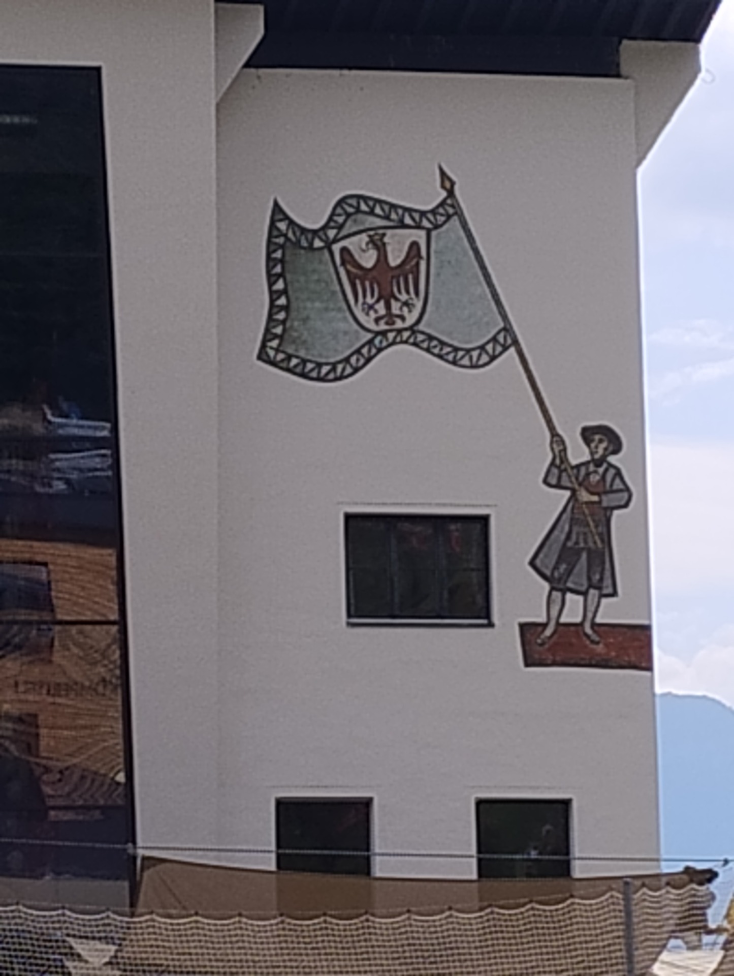 Facademaleri i heraldisk stil på bygning i Serfaus, Tyrol.